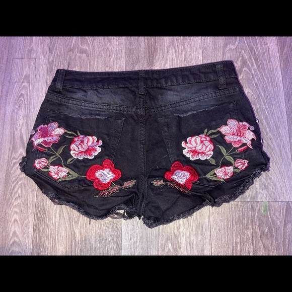 Booty Shorts ! - Picture 4 of 4